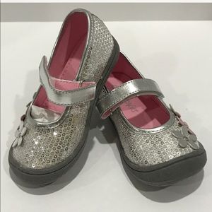 Okie Dokie Silver Mary Jane Shoes Sz: 7 M Toddler